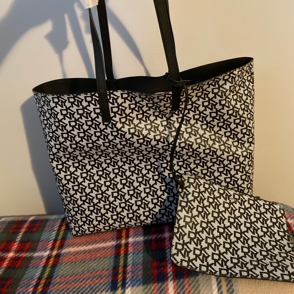 Reversible tote with wristlet!